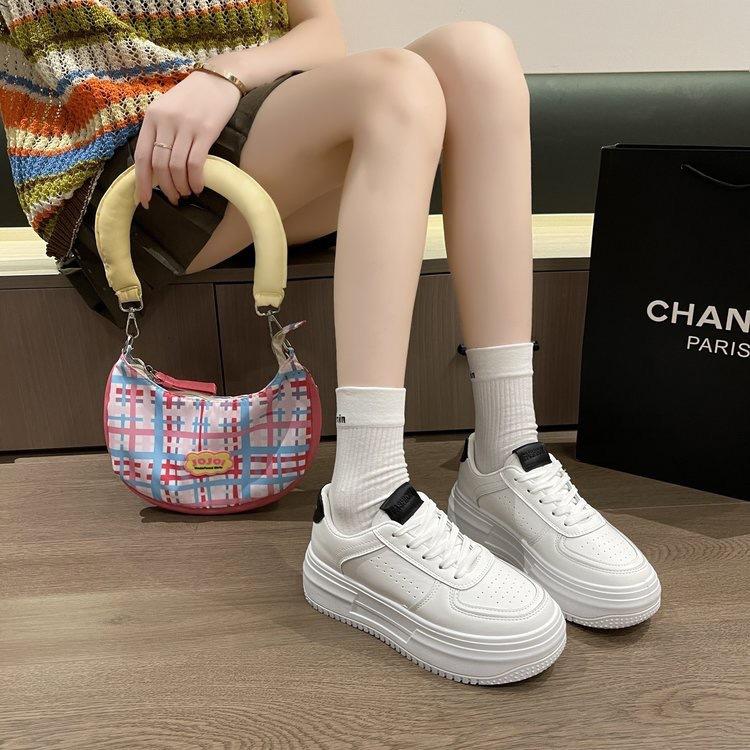 

Platform white shoes women s spring and autumn Hong Kong style increases 2025 new versatile casual sports shoes niche board shoes ins tide 35