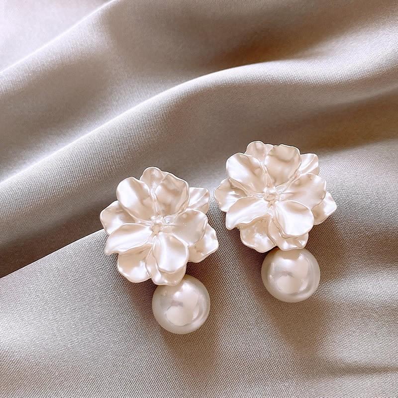 

The new 1111 popular white, blue, pink flower pearl stud earrings have unique design and texture earrings. белый