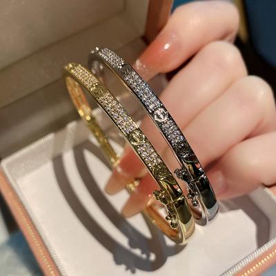 Třpytivý zirkonový náramek Všestranný mikroosazovaný prémiový dámský náramek ve stylu lehké luxusní elegance