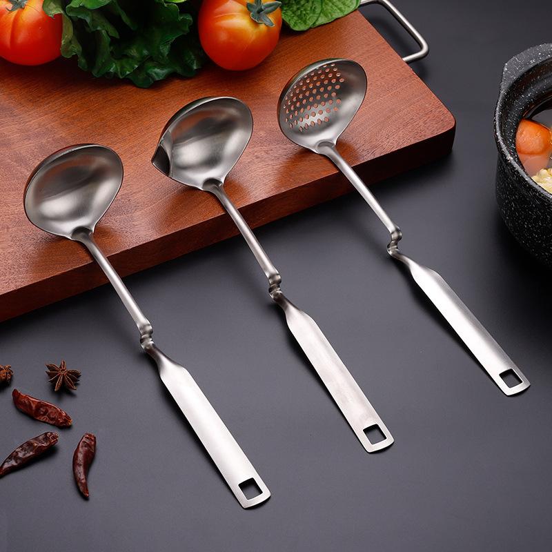 Round Skimmer Stainless Steel Colander Spoon Kitchen Gravy Oil Soup Fat Filter Fried Strainer Spoon with Long curved handle