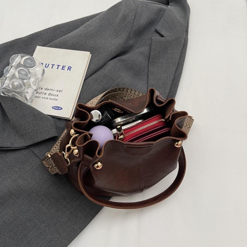 Versatile Korean High-End Bucket Bag: Spring & Autumn 2025 Wide Strap Crossbody Handbag for Women