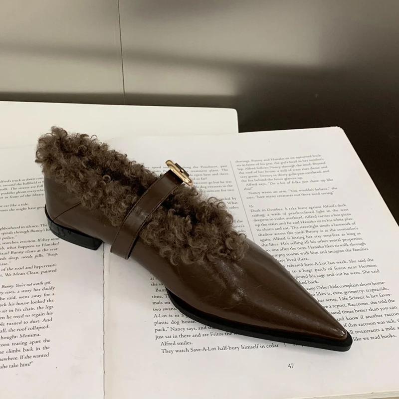 

мода остроносые женские меховые туфли на плоской подошве повседневные теплые туфли женские 2024 тренд мода новые зимние сапоги зимние уютные готические женские ботинки 39 светло-коричневого