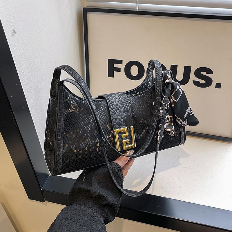 

French texture popular bag underarm bag women s 2025 new trendy solid color French niche portable shoulder bag