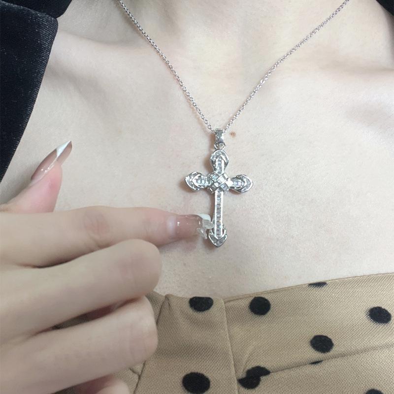 Korean Style Women s Cross Necklace: Elegant, Chic, and Versatile European and American Cold Style Clavicle Chain