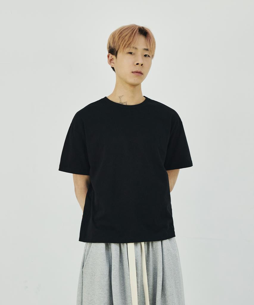 SCALLYWAG [Ryu Jeong-Ran × Skelly Wung] Pull Up Crop T-Shirt [Black]