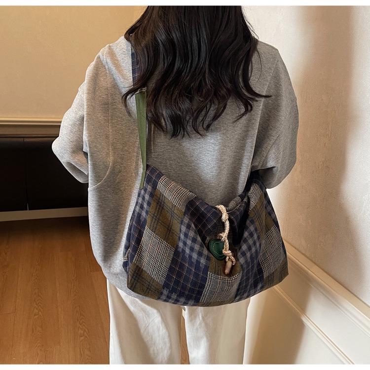 Autumn/Winter Retro Plaid Tote: Lightweight, Versatile, Large-Capacity Women's Crossbody Bag