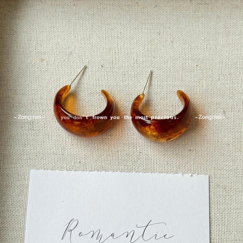 Hong Kong Style Amber Hoop Earrings: 2026 New Retro Studs for Square and Round Faces - Perfect for Autumn and Winter