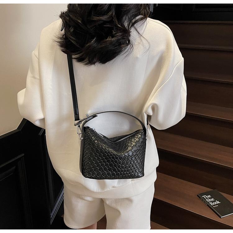 This Year's Popular Women's Bag Weaving Design Korean Version Messenger Bag Foreign Style Commuter Handbag Women's New Temperament Single