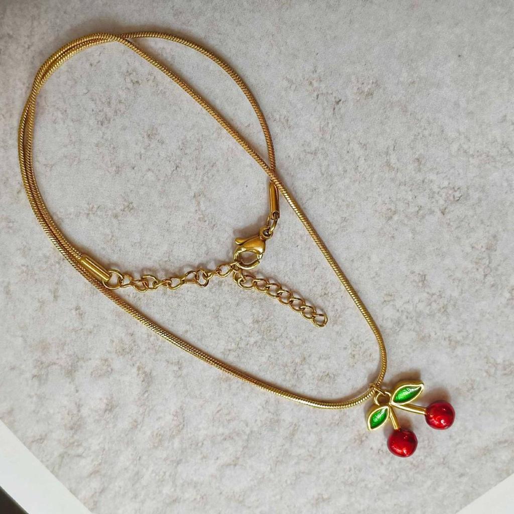 Halskette mit Kirschanhänger: Nicht verblassender Titanstahl-Choker mit Tropföldesign, Modische kurze Schlüsselbein-Kette für Damen