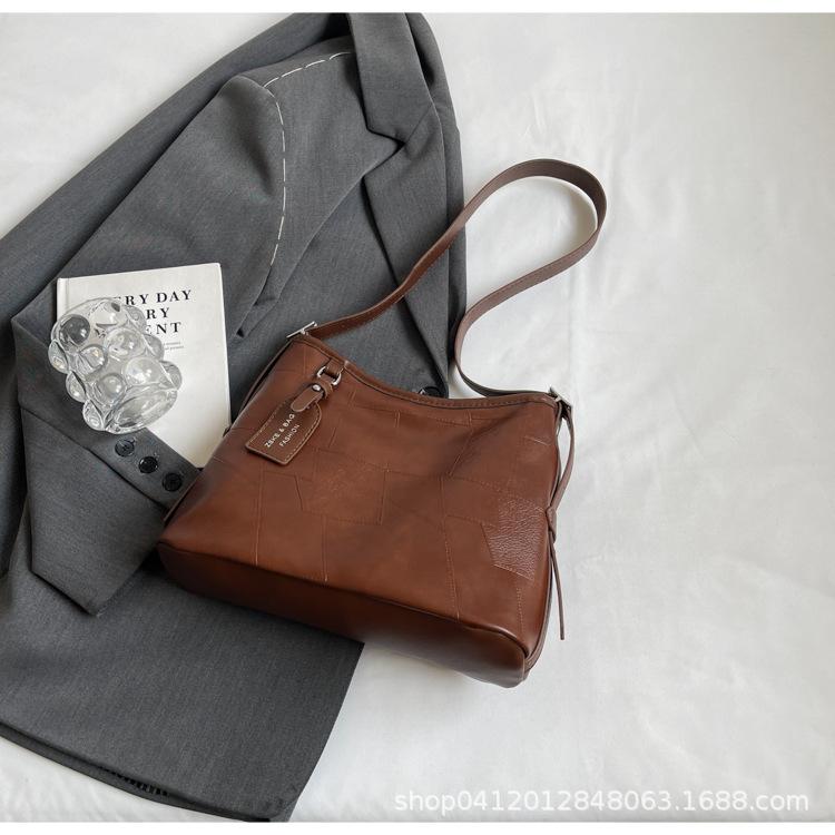 

Fashion large-capacity underarm bag women s 2025 new geometric embroidery thread messenger bag design sense niche commuter tote bag