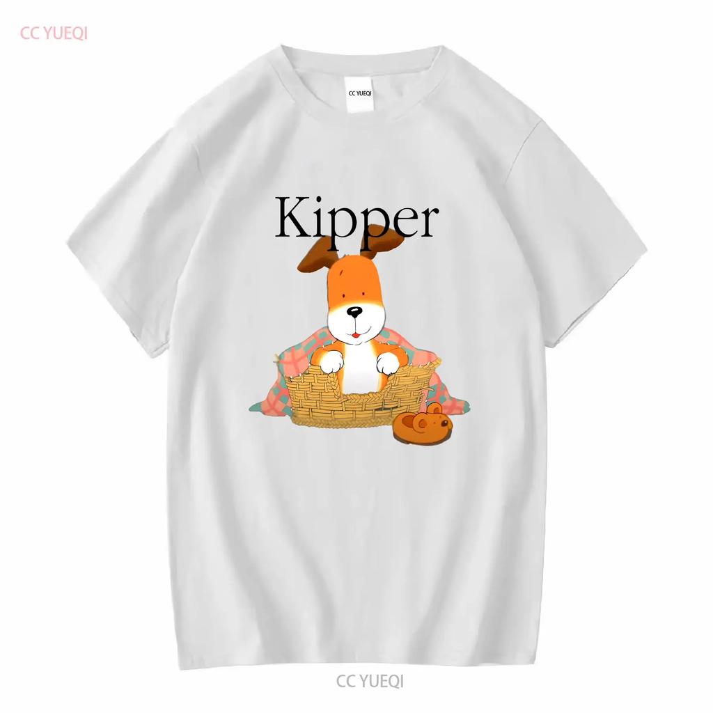 T-shirt grafica con cane Kipper in cesto