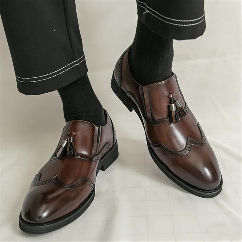 New Designer Britain Gentleman New Pointed Tassels Leather Brogues Shoes For Men Fashion Loafers Wedding Formal Dress Footwear