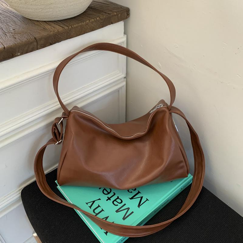 Retro bag women's large capacity 2025 new autumn and winter versatile shoulder messenger bag popular commuter pillow bag this year