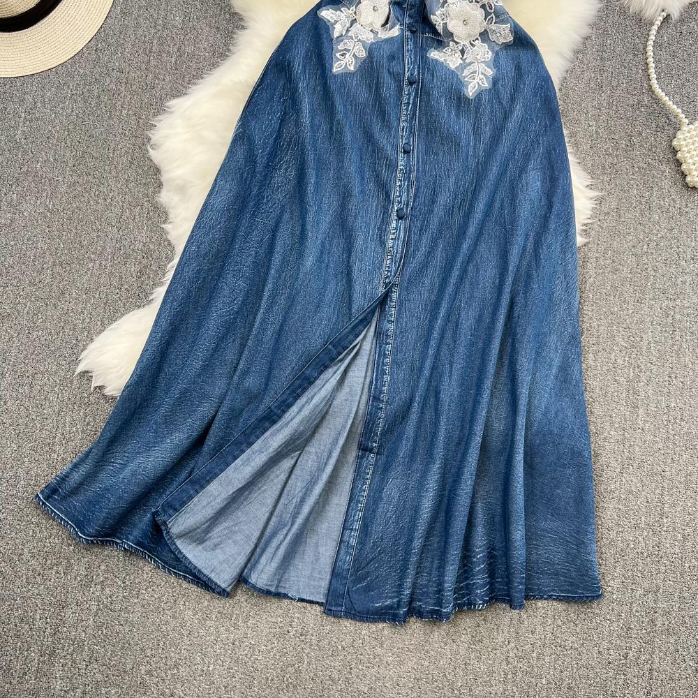 Элегантное женское ковбойское платье-рубашка с рюшами на подиуме — фото 3