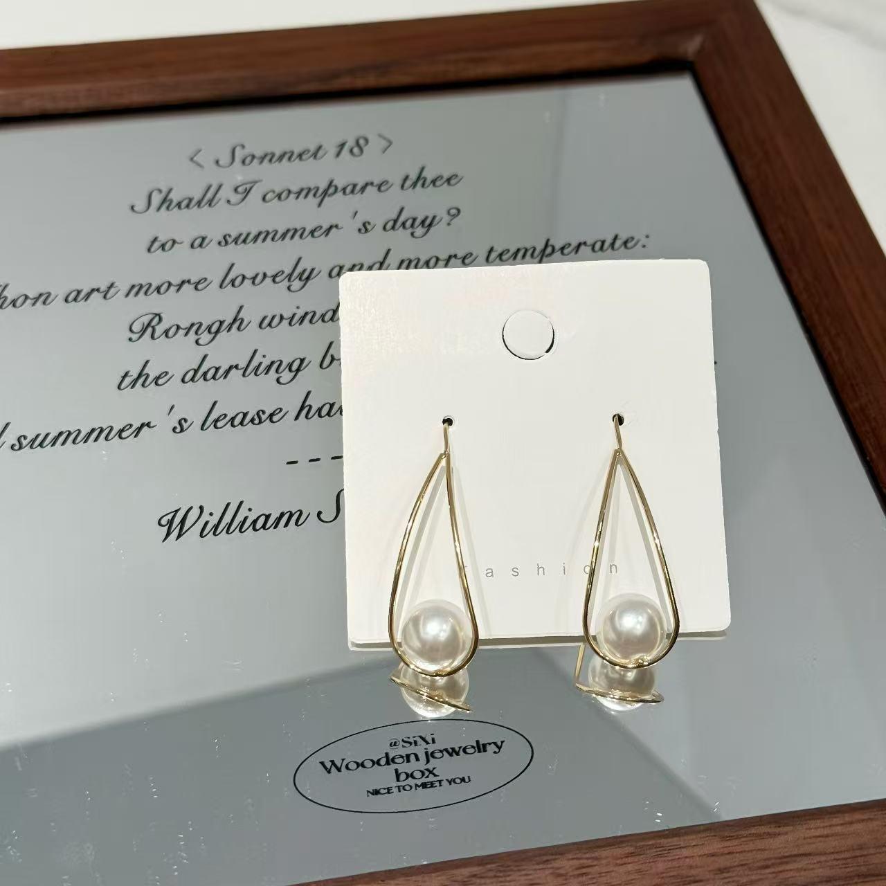 

Elegant Vintage Pearl Earrings - Unique, Long, and Luxurious Design for Women золотий