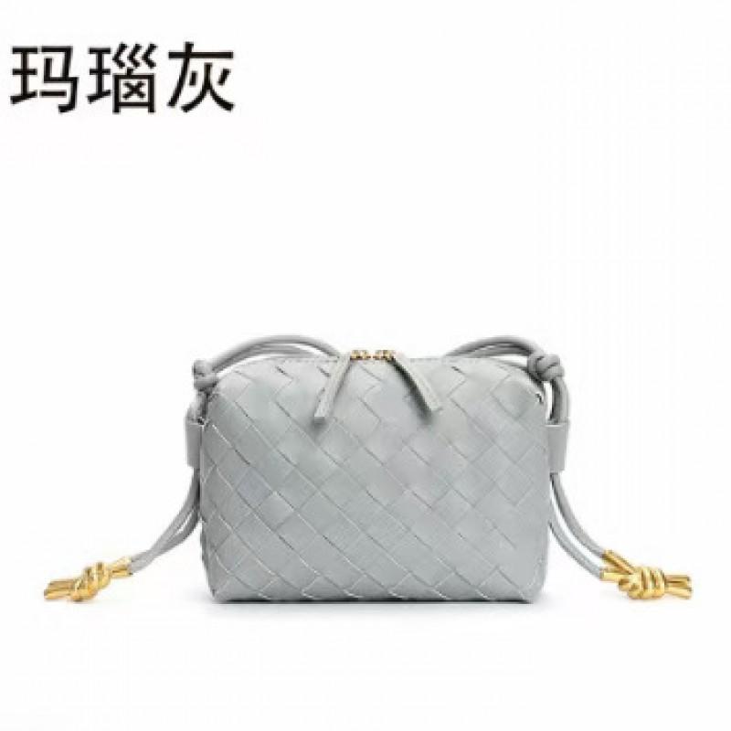 Borsa a tracolla quadrata compatta in vera pelle intrecciata da donna, minimalista, piccola