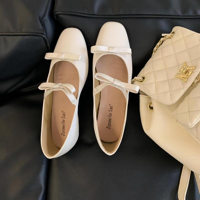 

Французские нежные туфли-лодочки с мелким вырезом женские 2025 новые ретро темпераментные фея балетки с юбкой бантом туфли Мэри Джейн 39 белый