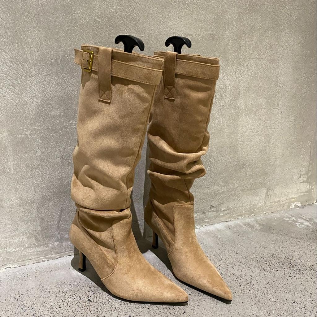 Höst och vinter 2025 tunna klackar pile stövlar spetsiga bältesspänne hög klack mocka höga stövlar