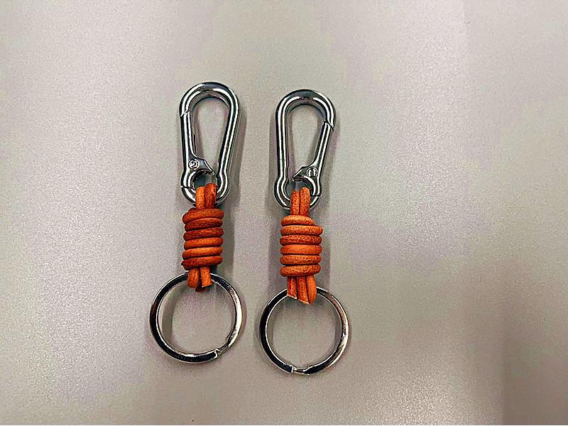"Retro Carabiner Alloy Leather Keychain with Handwoven Strap - Men's Business Gift"