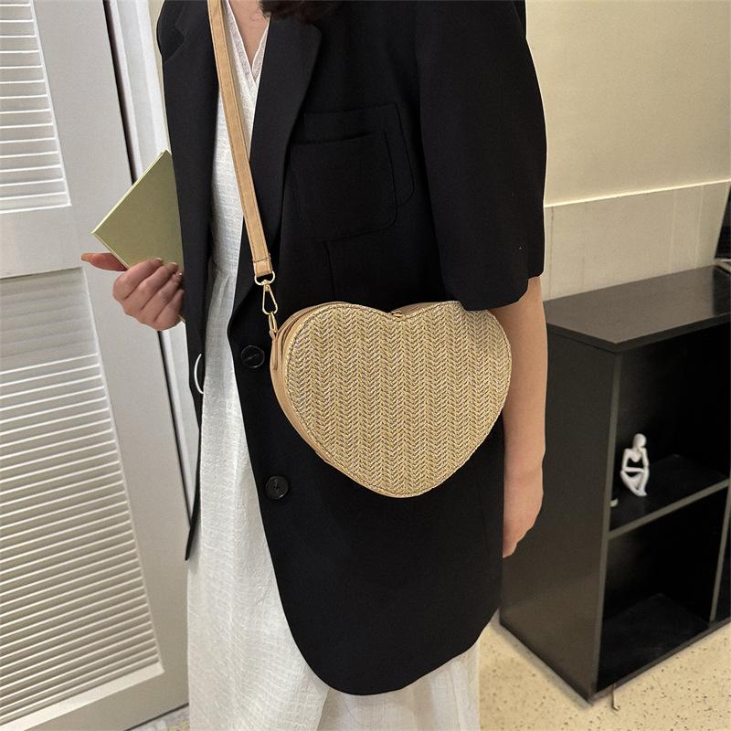 Cute Heart-shaped Small Bag Women's 2025 New Fashion Trend Korean Version Messenger Bag Solid Color Straw Shoulder Small Tide Bag