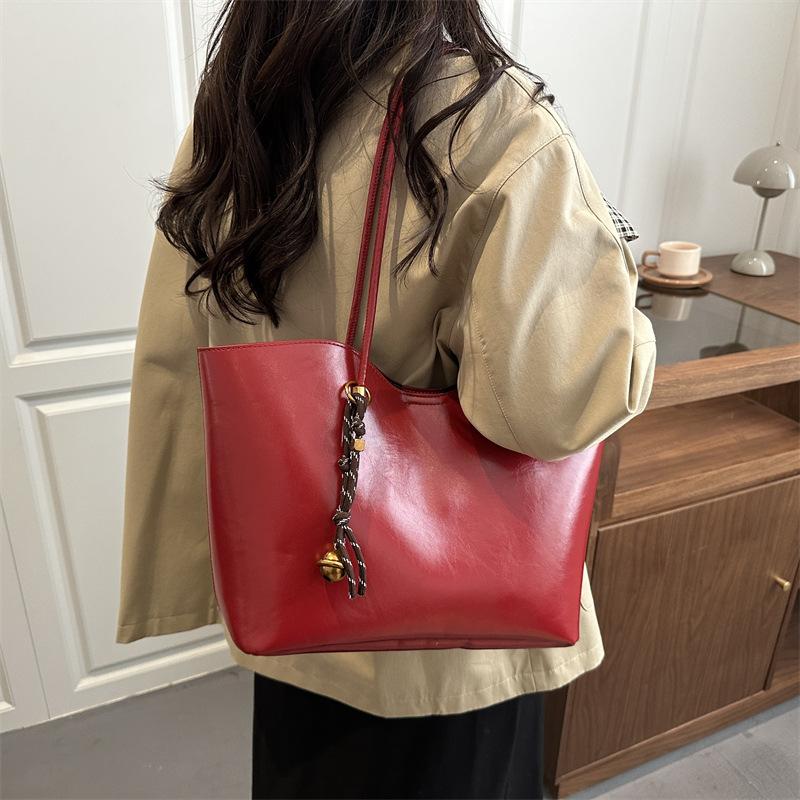 Retro temperament simple shoulder bag female office workers commuting versatile fashion handbag going out large capacity mother and child bag