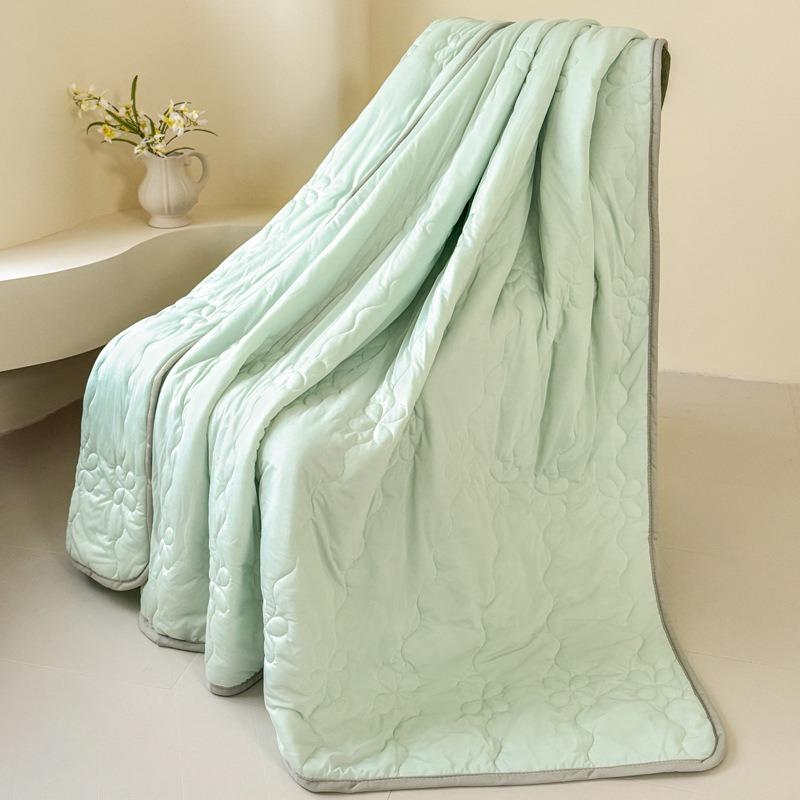 High Quality Cooling Comforter, Cold Touch Fabric Absorbs Body Heat, Soft Air Condition Blanket, Smooth Lightweight Summer Quilt