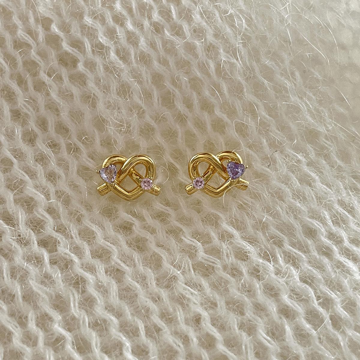 

Exquisite and sweet dopamine color zircon stud earrings, light luxury and versatile, high-end sense alkaline water love, silver needle earrings. 925 silver needles