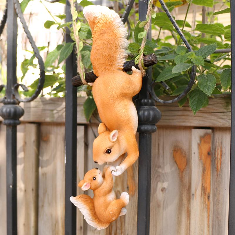 Creative Climbing Rope Squirrel Figurine Statue for Garden Outdoor Decoration