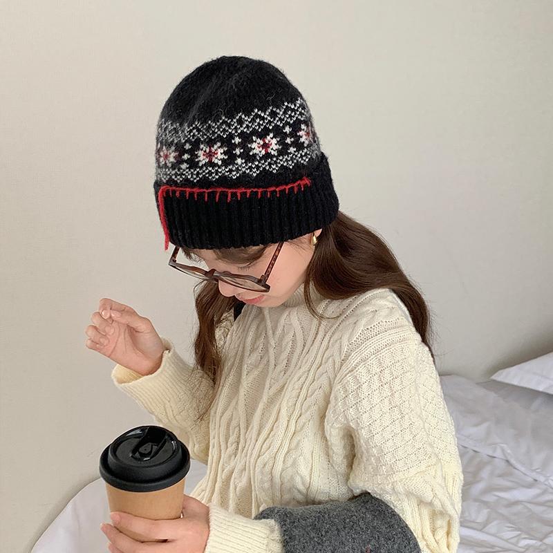 Retro mixed-color crochet wool hat for women, warm in autumn and winter, big head circumference and small knitted ear protection hat