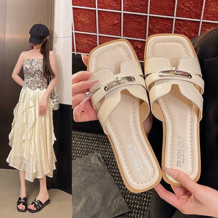 Silver small lock flat shoes 2025 new open-toe slippers holiday fashion wear French sandals
