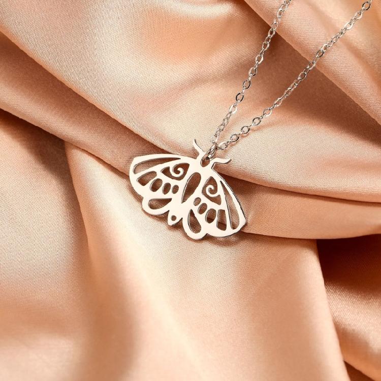 Unisex Aesthetic Punk Style Moth Necklace Elegant Gothic Style Necklace with Animal Pattern Pendant for Fashion Lovers