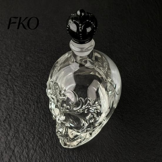 Whiskey Bottle with Stopper Skull Decanter, 500ml Gothic Glass Stopper, Halloween Spirit Dispenser for Home Bar, Creepy Liquor Decanter
