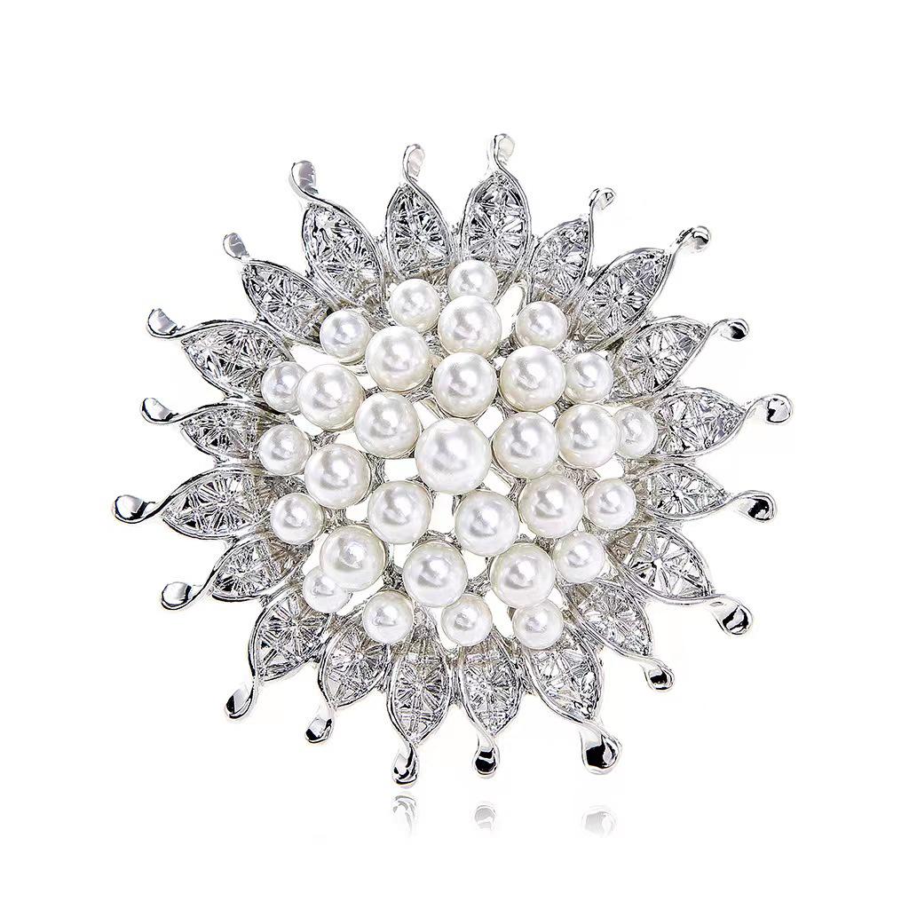 Elegante Perlen-Strass-Brosche: Damen Exquisite Brosche im Stil kleiner Duft und Seidentuch-Schnalle