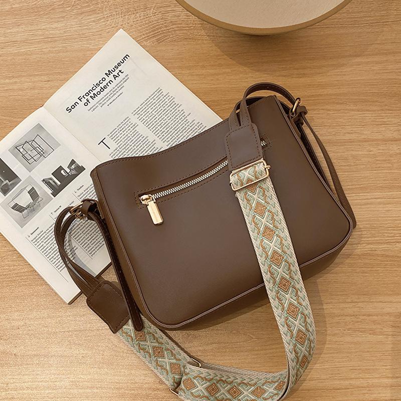 

Сумка большой вместимости женская 2025 новая модель популярна в этом году, модная и универсальная широкополосная наплечная сумка-мессенджер, текстурная сумка-ведро