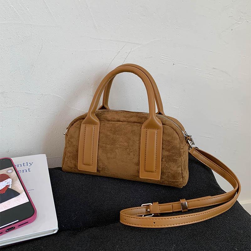 Niche design pillow bag women's autumn and winter new fashion versatile commuter shoulder messenger bag