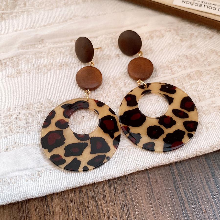 

Silver needle resin wood chips leopard print round flower earrings retro Maillard style stud earrings personalized fashion temperament earrings