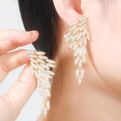 CMM Glänzender Zirkonia, elegante Frau, langes Blatt, goldfarben, baumelnde Ohrringe, Hochzeitsschmuck