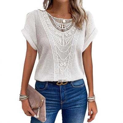 Nova camiseta de verão com gola redonda, renda, retalhos vazados, manga curta para mulheres