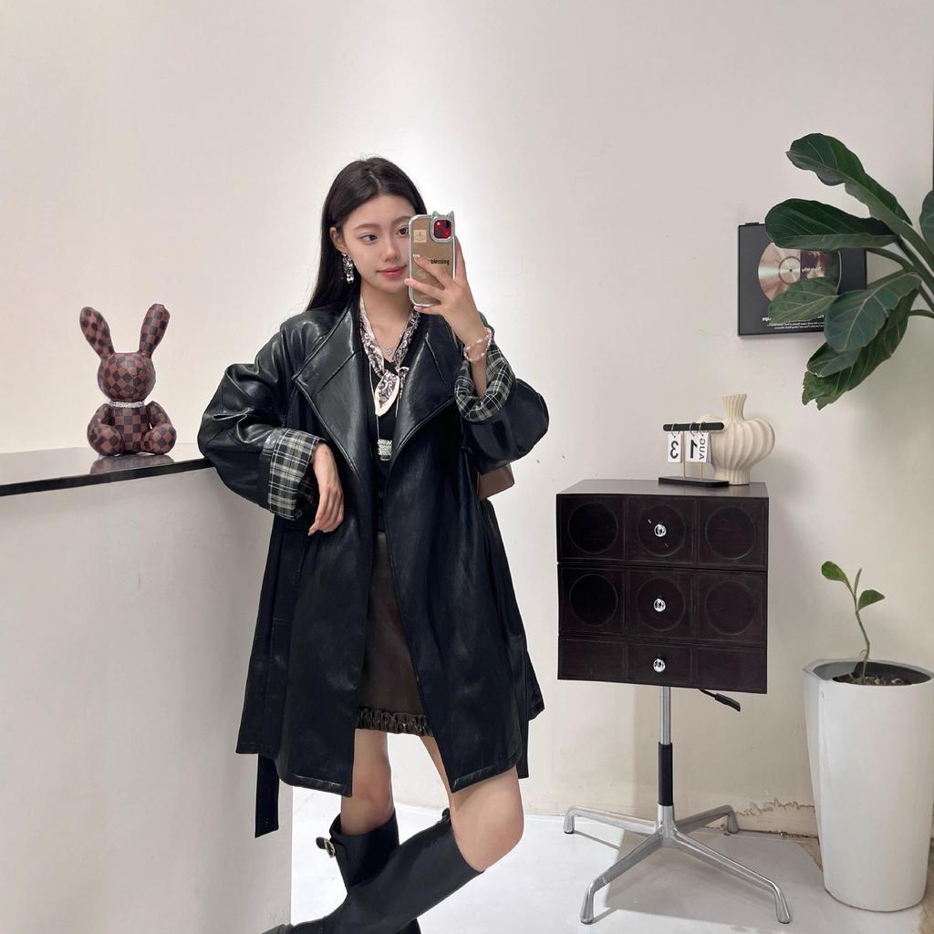 Minimalistischer karierter Ledertrenchcoat für Damen