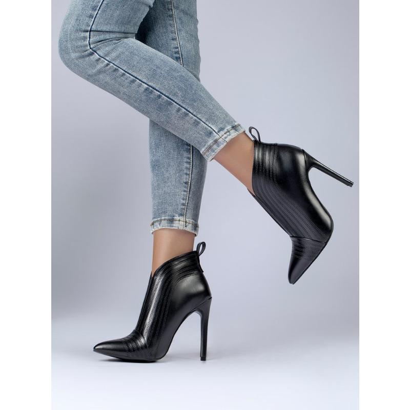 High-heeled pointed-toe style Chelsea boots are solid colors for autumn, and they are heightened and worn over short fashion boots