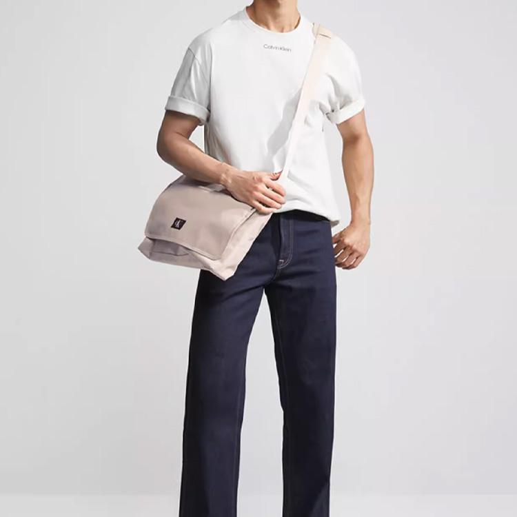 Calvin Klein Borsa a tracolla in tessuto minimalista con patta e logo per pendolari, tracolla regolabile, taglia media da uomo, Milk HH3758-265