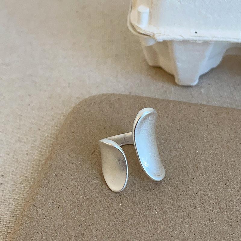 Unregelmäßiger offener Ring aus mattiertem Silbermetall für weibliche Nischen, High-End, übertriebene Persönlichkeit, modisch, vielseitiger Ring