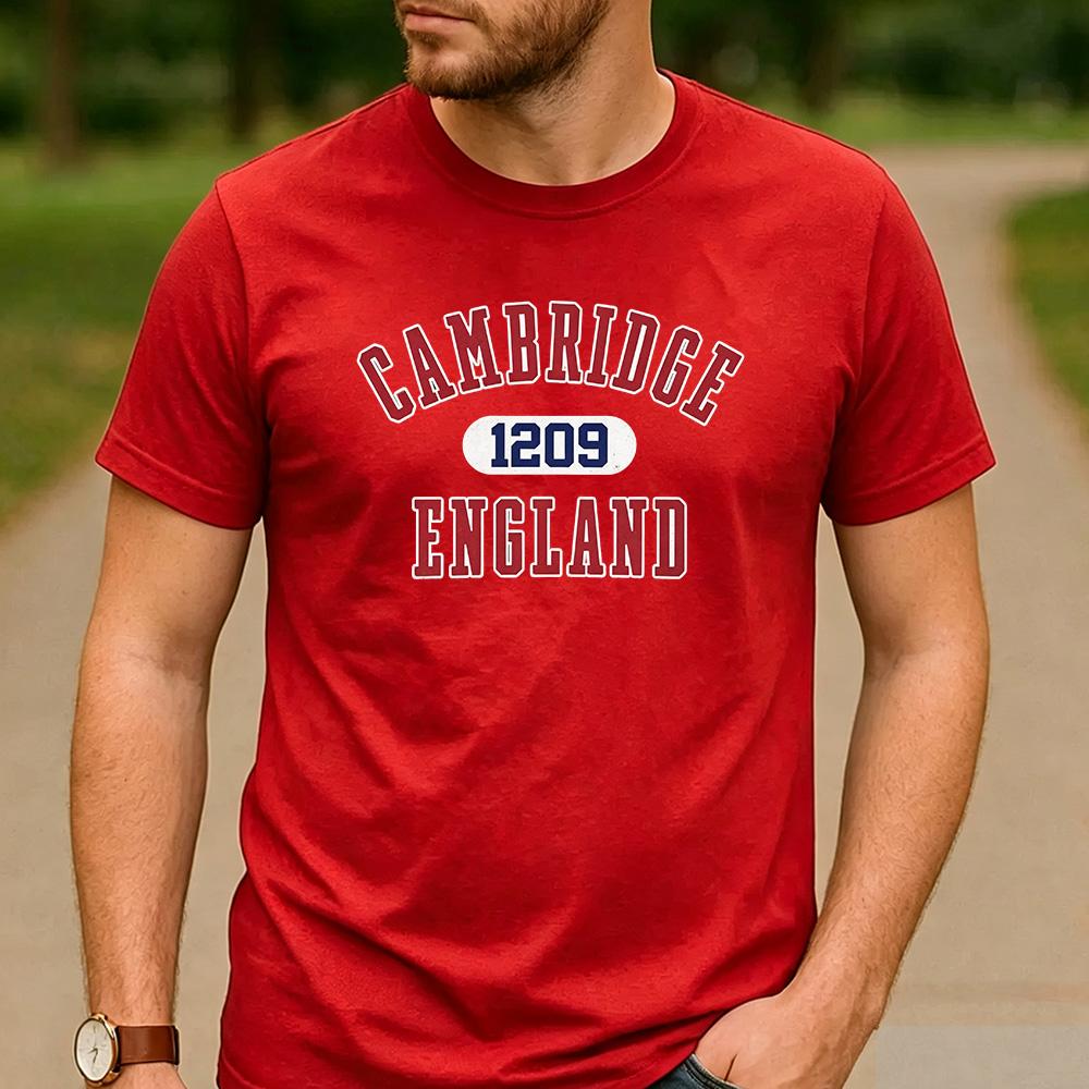 Cambridge Inghilterra Fondata 1209 Grafica Lettera Varsity T-shirt Unisex Girocollo Manica Corta Viaggio Fan Regalo Vacanze Maglietta
