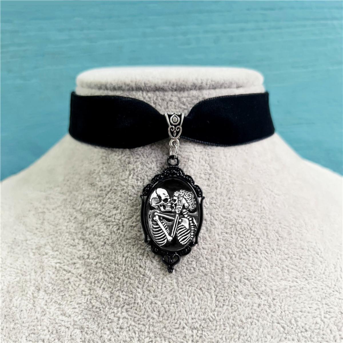 

Gothic Fashion Halloween Pumpkin Moon Skull Couple Pendant Black Velvet Collar Necklace for Women Festival Party Jewelry Gifts