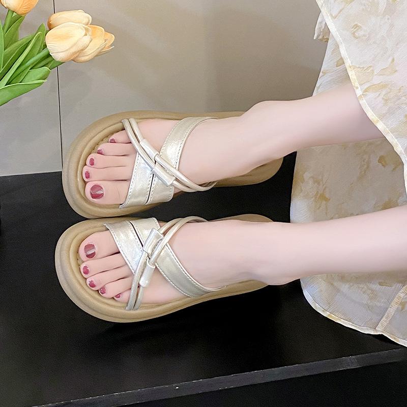 Cool slippers women's summer wear 2025 new fashion versatile with skirt thick bottom non-slip beach one-word drag