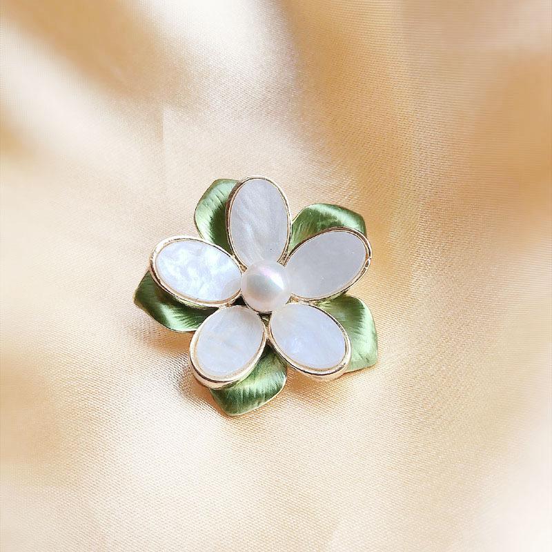 

SKEDS Women Girls Elegant Enamel Flower Brooch Pin Pearl Plant Lapel Pins Jewelry For Lady Wedding Party Badges Buckle Brooches