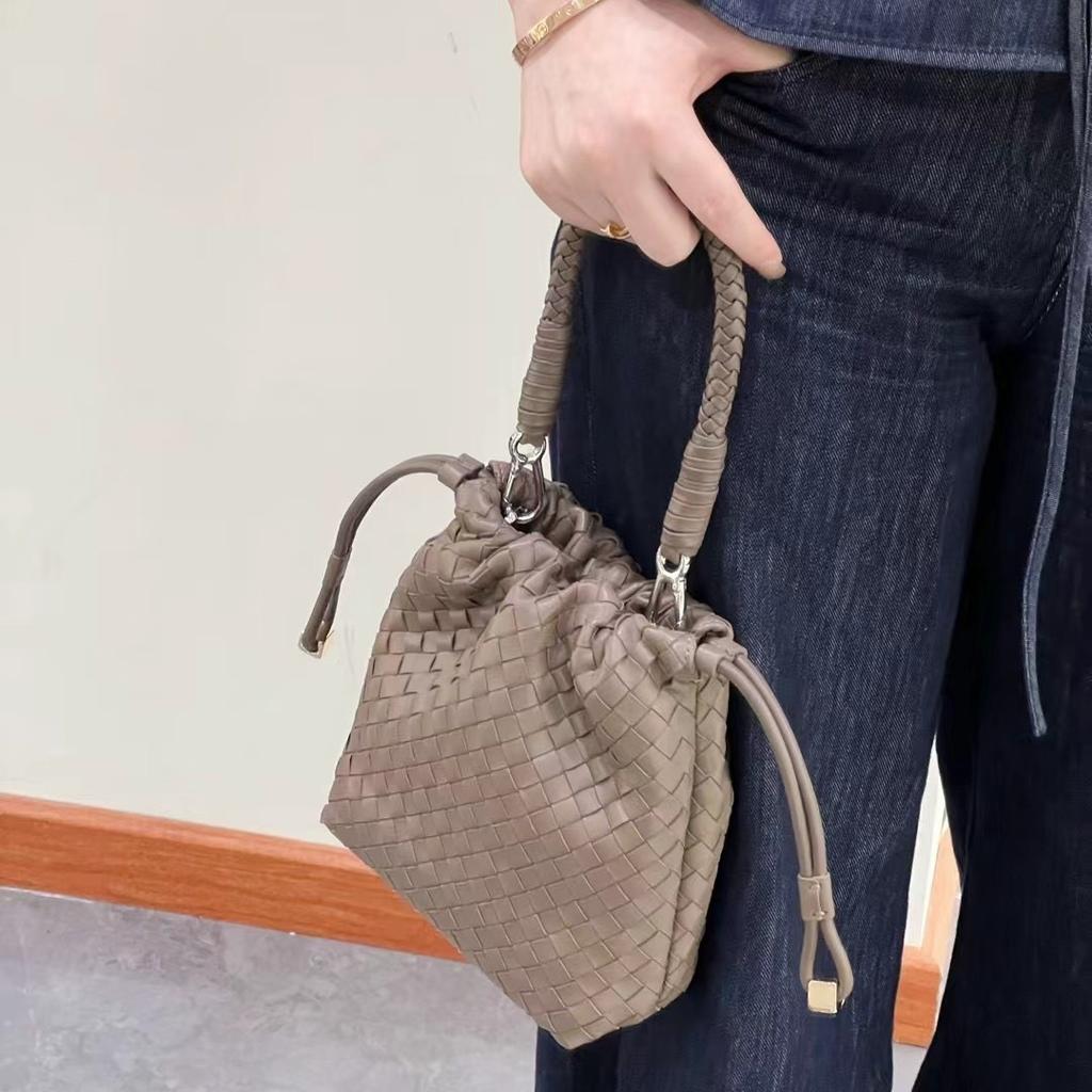 Niche Temperament Woven Bag Fashionable and Elegant High-end Handbag Drawstring Handwoven Bag Genuine Leather Retro Women's Bag