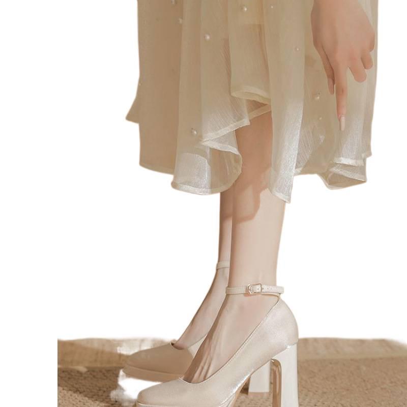 Bílé saténové platformové svatební lodičky ve stylu Mary Jane s kulatou špičkou a robustním podpatkem pro ženy, pohodlné svatební boty.