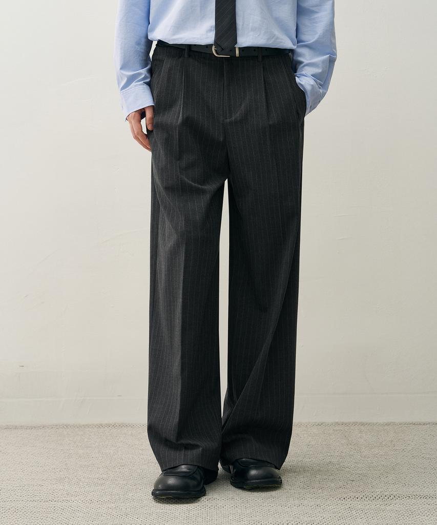 DRAW FIT Two-Tuck Wide Pinstripe Slacks [Charcoal]