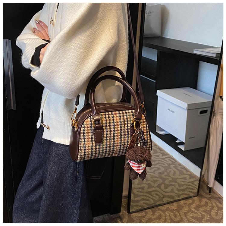 IELGY Plaid Retro Large-Capacity Handbag High-End Fashion Commuter Shoulder Bag